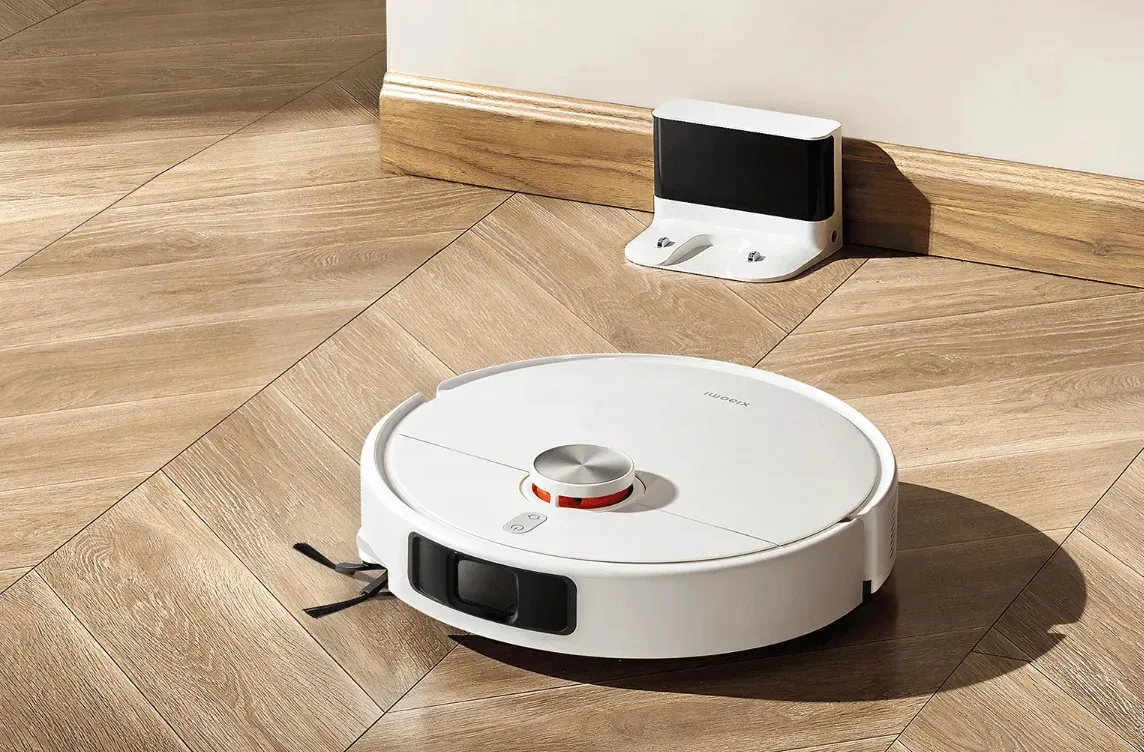 Xiaomi Robot Vacuum S40 Pro branco ao lado da base de recarga, em foto do anúncio