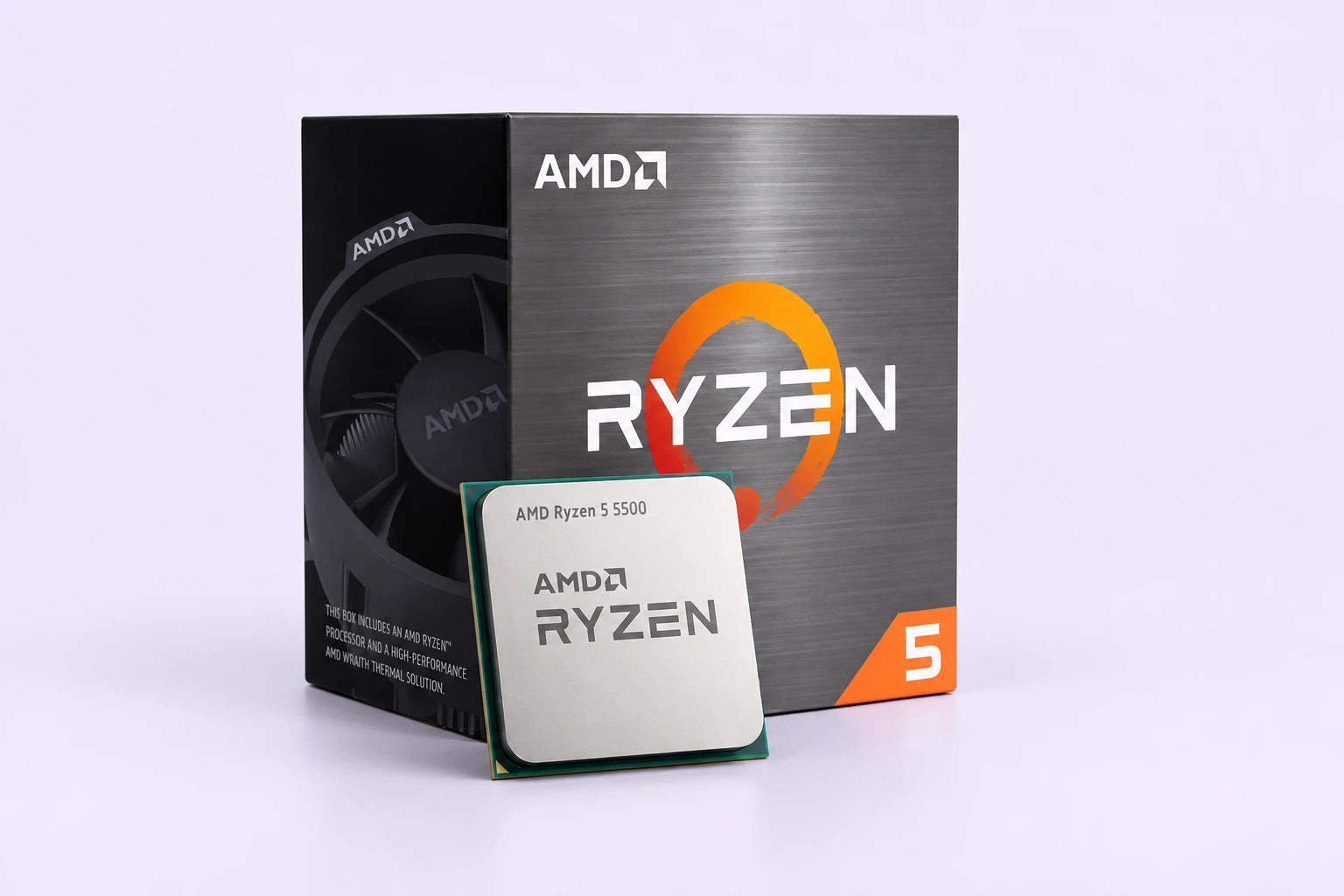 Caixa real do AMD Ryzen 5 5500 com o processador fora da embalagem, em composição com fundo lavanda